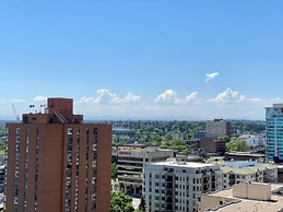Modern DT Condo Balcony Parking Gym Hot Tub