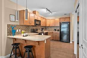 Modern DT Condo Balcony Parking Gym Hot Tub