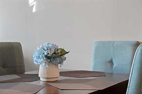 Modern DT Condo Balcony Parking Gym Hot Tub