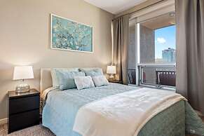 Modern DT Condo Balcony Parking Gym Hot Tub