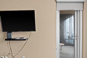 Modern DT Condo Balcony Parking Gym Hot Tub