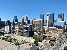 Modern DT Condo Balcony Parking Gym Hot Tub