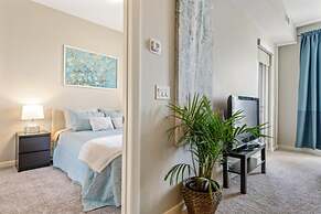 Modern DT Condo Balcony Parking Gym Hot Tub