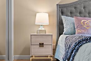 Modern DT Condo Balcony Parking Gym Hot Tub