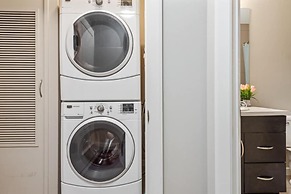 Modern DT Condo Balcony Parking Gym Hot Tub