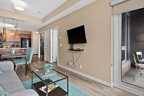 Modern DT Condo Balcony Parking Gym Hot Tub