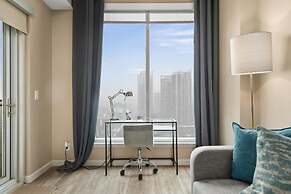 Modern DT Condo Balcony Parking Gym Hot Tub