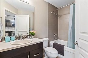 Modern DT Condo Balcony Parking Gym Hot Tub