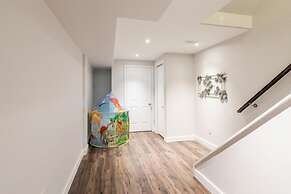 Unique Townhome Private HOT TUB Gym Sauna BBQ Playground Garage