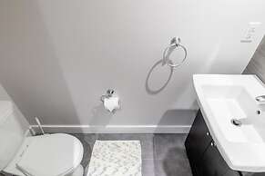 Unique Townhome Private HOT TUB Gym Sauna BBQ Playground Garage