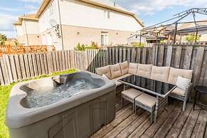 Unique Townhome Private HOT TUB Gym Sauna BBQ Playground Garage