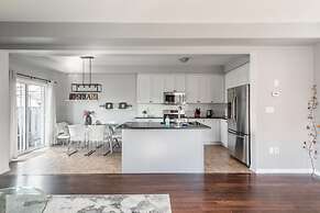 Unique Townhome Private HOT TUB Gym Sauna BBQ Playground Garage