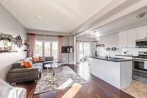 Unique Townhome Private HOT TUB Gym Sauna BBQ Playground Garage