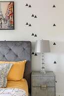 Unique Townhome Private HOT TUB Gym Sauna BBQ Playground Garage