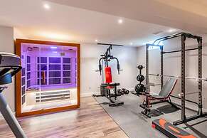 Unique Townhome Private HOT TUB Gym Sauna BBQ Playground Garage