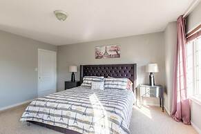 Unique Townhome Private HOT TUB Gym Sauna BBQ Playground Garage