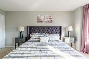 Unique Townhome Private HOT TUB Gym Sauna BBQ Playground Garage