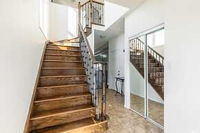 Unique Townhome Private HOT TUB Gym Sauna BBQ Playground Garage