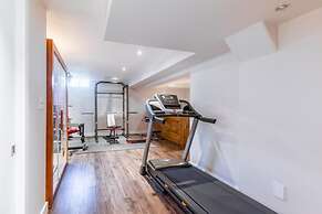 Unique Townhome Private HOT TUB Gym Sauna BBQ Playground Garage