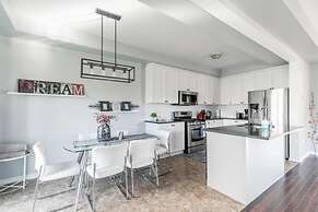 Unique Townhome Private HOT TUB Gym Sauna BBQ Playground Garage