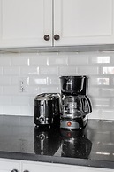 Unique Townhome Private HOT TUB Gym Sauna BBQ Playground Garage