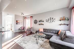 Unique Townhome Private HOT TUB Gym Sauna BBQ Playground Garage