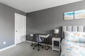 Luxury 3BR 2 5BA Townhome Private HOT TUB GYM BBQ Sauna