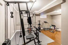 Luxury 3BR 2 5BA Townhome Private HOT TUB GYM BBQ Sauna