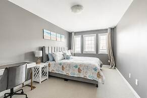 Luxury 3BR 2 5BA Townhome Private HOT TUB GYM BBQ Sauna