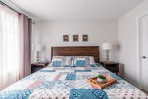 Modern Lakeshore 3BR 3BA TH Free Parking BBQ