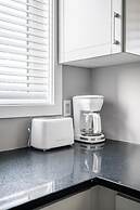 Modern Lakeshore 3BR 3BA TH Free Parking BBQ