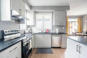 Modern Lakeshore 3BR 3BA TH Free Parking BBQ