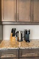 Modern Lakeshore 3BR 3BA TH Free Parking BBQ