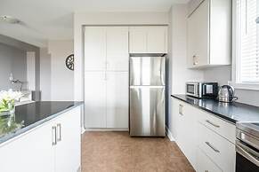 Modern Lakeshore 3BR 3BA TH Free Parking BBQ