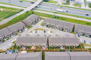 Modern Lakeshore 3BR 3BA TH Free Parking BBQ