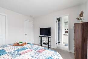Modern Lakeshore 3BR 3BA TH Free Parking BBQ