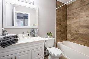 Modern Lakeshore 3BR 3BA TH Free Parking BBQ