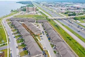 Modern Lakeshore 3BR 3BA TH Free Parking BBQ