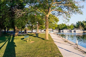 Iconic Rideau 1Bd Unit Balcony Free Parking 1