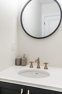 Iconic Rideau 1Bd Unit Balcony Free Parking 1