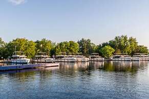 Rideau 2Br Signature Apartment Free Parking