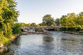 Rideau 2Br Signature Apartment Free Parking