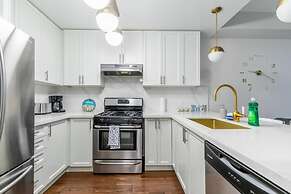 3BR 2 5BA Townhome 1 min to the Beach BBQ Parking