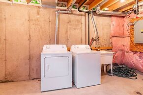 3BR 2 5BA Townhome 1 min to the Beach BBQ Parking