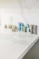 3BR 2 5BA Townhome 1 min to the Beach BBQ Parking