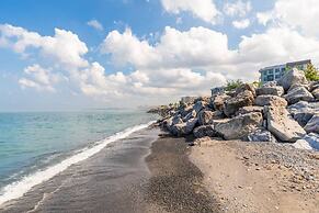 3BR 2 5BA Townhome 1 min to the Beach BBQ Parking