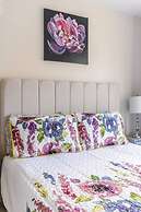 3BR 2 5BA Townhome 1 min to the Beach BBQ Parking