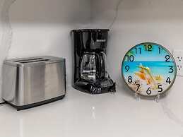 3BR 2 5BA Townhome 1 min to the Beach BBQ Parking