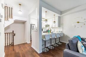 3BR 2 5BA Townhome 1 min to the Beach BBQ Parking