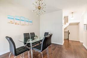 3BR 2 5BA Townhome 1 min to the Beach BBQ Parking